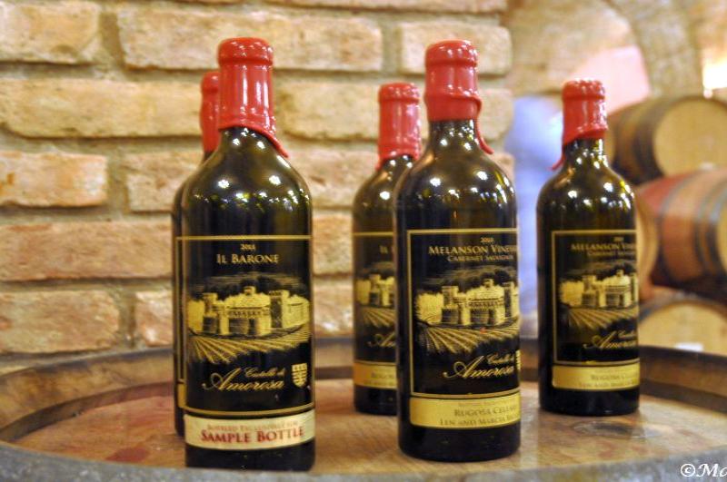 Castello Di Amorosa: бутылки Il Barone 2014 на деревянном бочонке